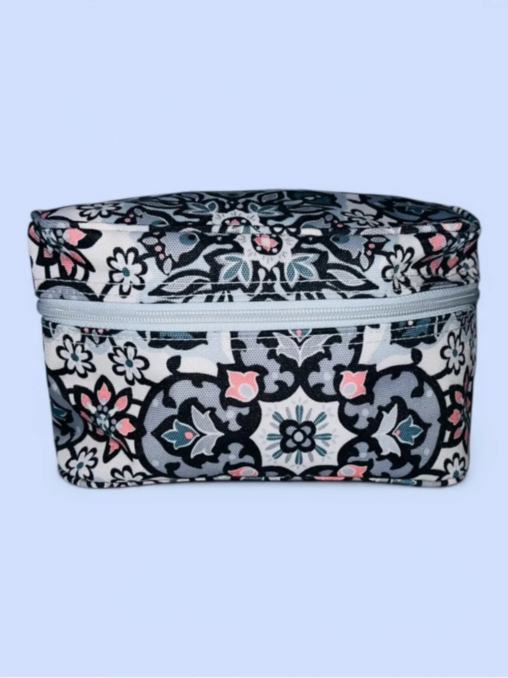 Vera Bradley Makeup Bag Lighten Up Makeup Bag NWOT Lisbon Medalli…